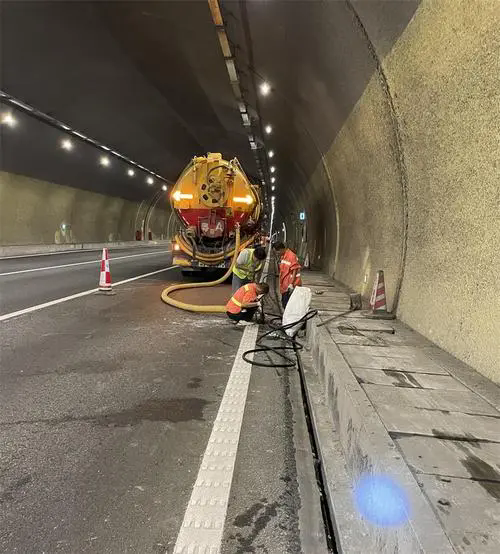 黄冈隧道排水渠清淤